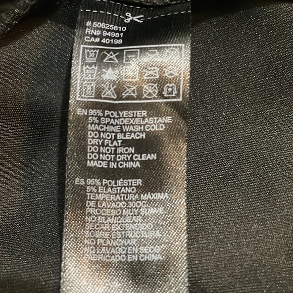 Black faux leather leggings (unbranded), with elastic band in the waist. - Picture 7 of 8